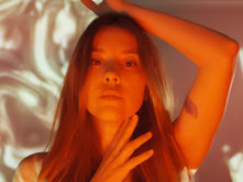 Merve Deniz’den yeni single: "Bi'Yanımdan Herkes Korkmuş"