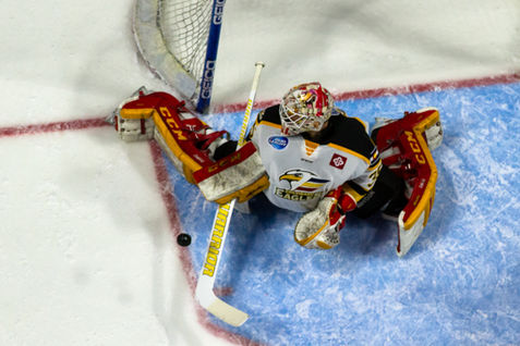 Colorado Eagles Goalie Kris Lazaruk making a save kicking his right pad out while down in the butterfly