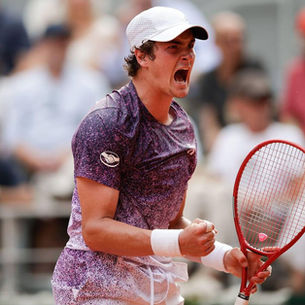 Histórico! Fonseca bate Djokovic em Roland Garros em batalha de quase 5h