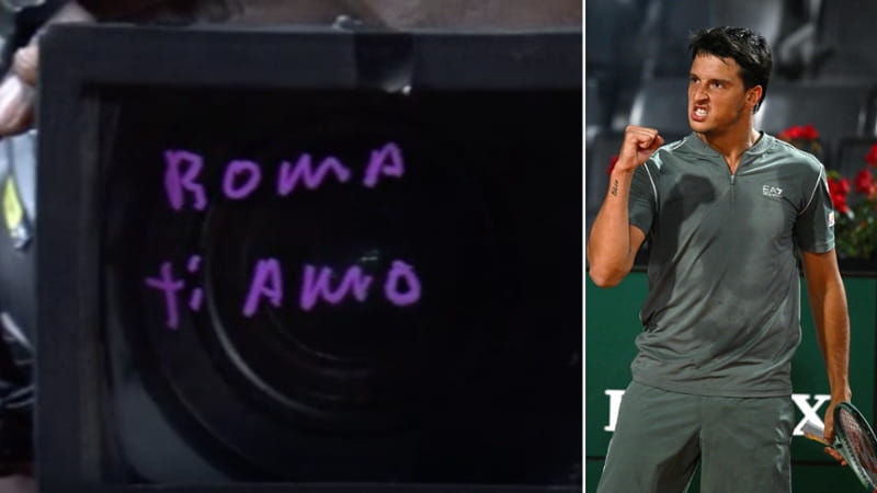 Tenista comemora com punho cerrado à direita; à esquerda, vê-se texto "Roma ti amo" em roxo. Fundo escuro com flores vermelhas.