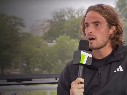 Tsitsipas perdeu em Madri, foi para casa e tuitou o que normalmente fica no vestiário