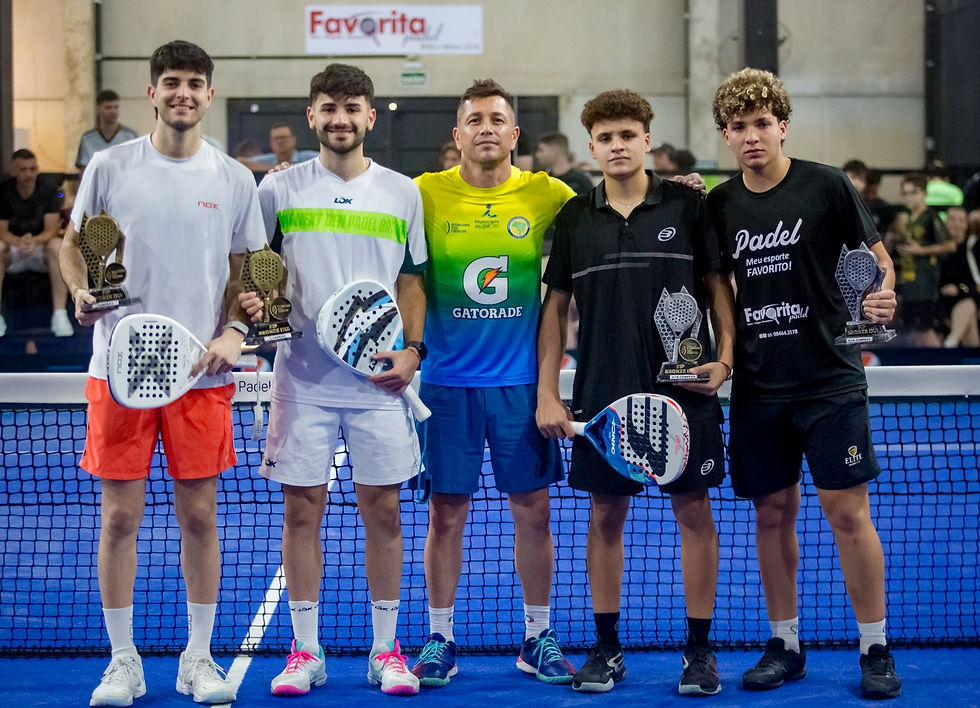 Cinco jogadores de padel em quadra, segurando troféus e raquetes. Fundo em ambiente esportivo, clima de celebração e vitória.