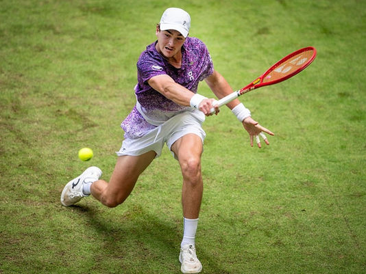 Fonseca abre mão de Eastbourne e mira Wimbledon com o ombro sob vigilância