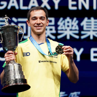 Calderano estreia no Mundial cercado por história: único campeão fora do eixo Europa-Ásia busca novo capítulo