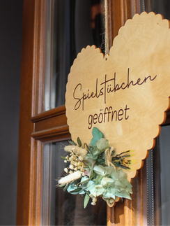 „Spielstübchen geöffnet – Türschild mit Blumen“