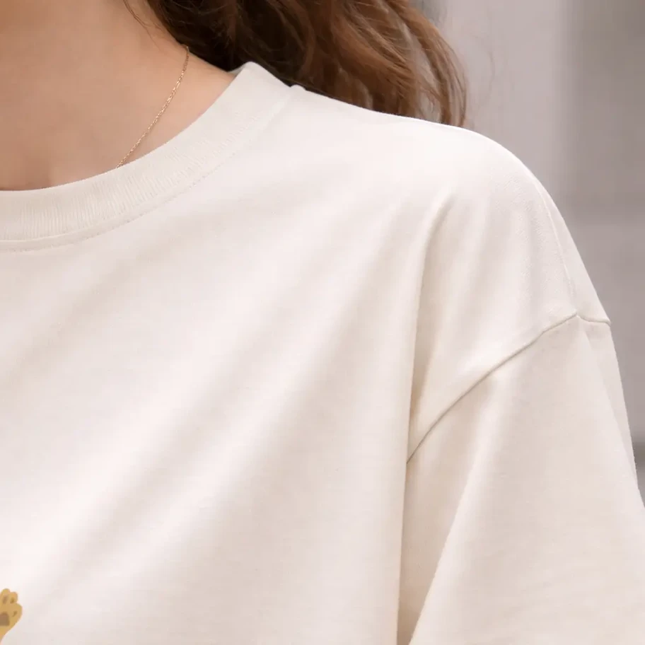 Oversize tshirt drop shoulder close up