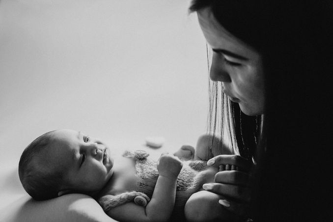 Maman regardant son bébé couché.