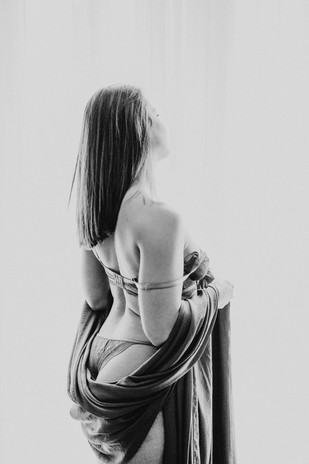Courbe du dos en noir et blanc avec un voile - séance photo Namur boudoir.