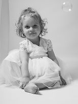 Petite fille en robe tulle assise pieds nus avec des bulles - photo en studio à Wépion Namur - sl studio