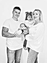 Famille papa maman bébé et petite fille en studio sur fond blanc à Wépion Namur - sl studio