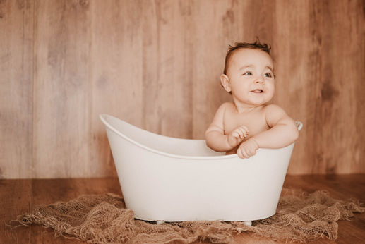 Portrait enfant en studio dans un bain blanc.
