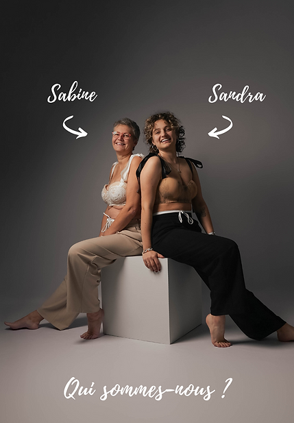 Les photographes Sandra et Sabine de SL Studio, souriantes et professionnelles, posent ensemble dans leur studio. Elles incarnent l'expertise et la passion derrière chaque séance photo, offrant un service personnalisé et créatif à leurs clients
