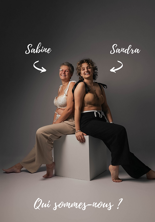 Les photographes Sandra et Sabine de SL Studio, souriantes et professionnelles, posent ensemble dans leur studio. Elles incarnent l'expertise et la passion derrière chaque séance photo, offrant un service personnalisé et créatif à leurs clients
