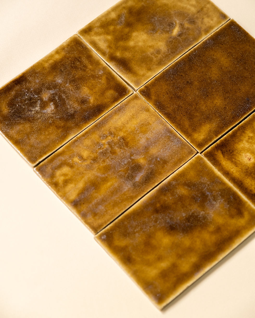Zes handgemaakte keramische wandtegels met amberbruin glanzend glazuur en organisch vlekkenpatroon, Urban Glaze Studio