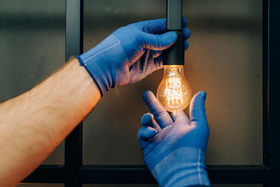 electrician-changes-the-light-bulb-handyman-G5K7XVM.jpg