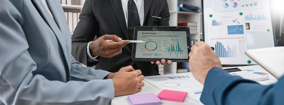 business-people-meeting-using-laptop-computer-calc-2026-01-07-00-51-01-utc.jpg