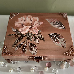 Beautiful keepsake box created by Belle Creations
