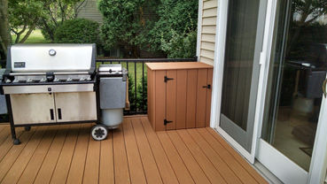 Outdoor deck with Azek Vintage Collection decking and black aluminum Westbury railing in Hawthorn Woods IL