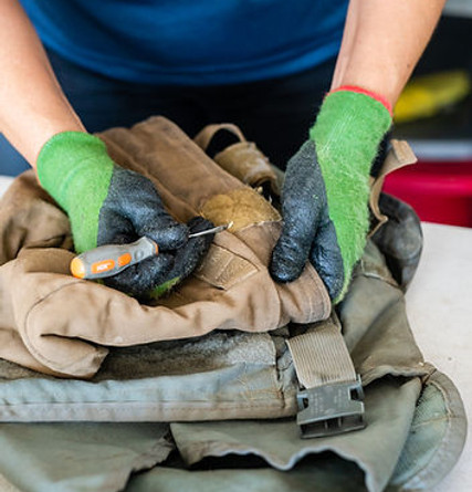 Expert CIF gear cleaning of a dump pouch