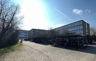 Oberwil Gymnasium Provisorium mit Turnhalle