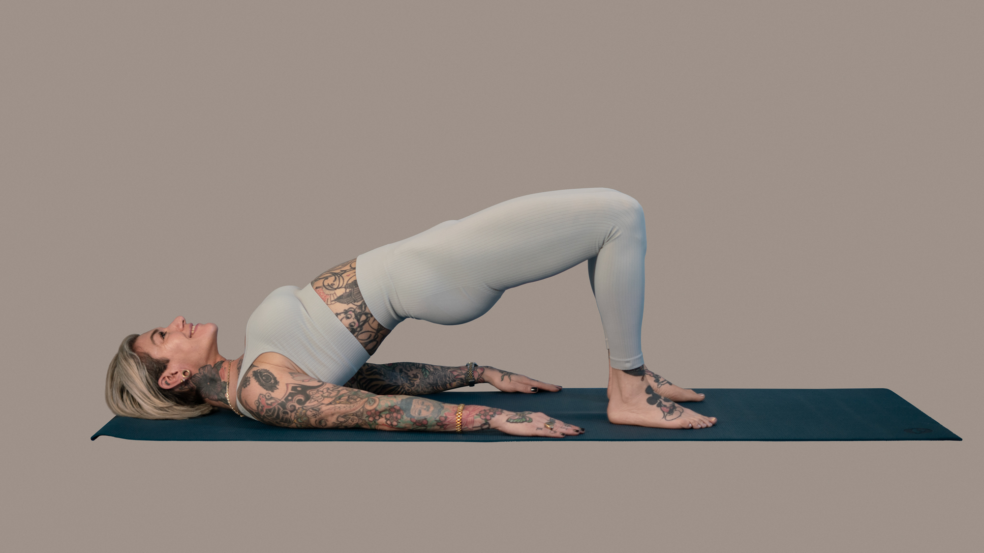 Pilatestræning på måtte hos Fitpilates
