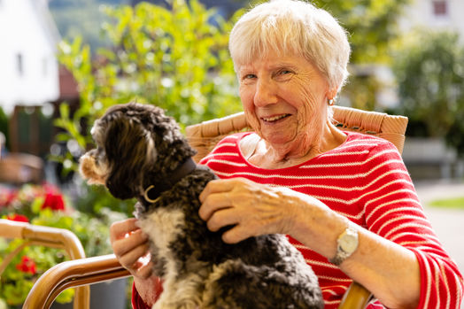 Pflegefotografie People-Shooting Senioren, Seniorin mit Hund in der Pflege