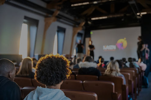 présentation de l'académie kaizn et de ses stages dans une grande salle