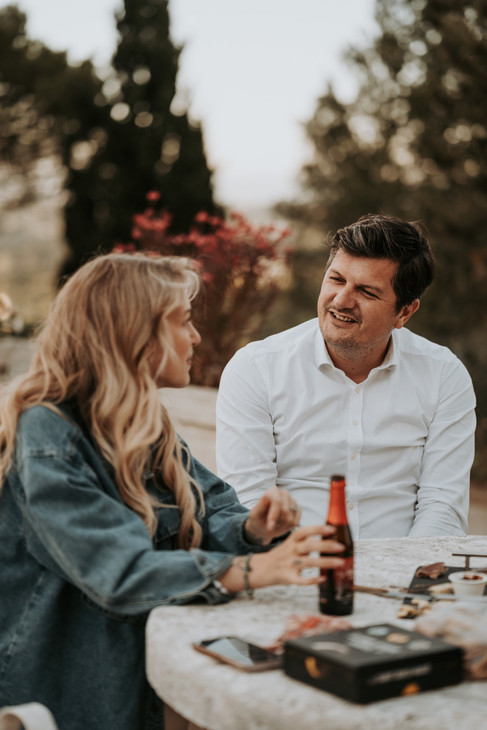 Un couple échange un regard complice dans un décor naturel et romantique, capturant l’instant lors d’une séance photo à Avignon.
