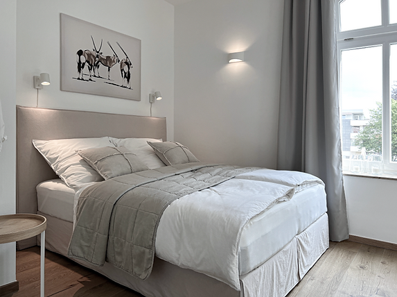 Schlafimmer der Ferienwohnung 1 mit Doppelbett mit Blick auf den Wilhelmsgarten, perfekt zum Gassi gehen, denn Hunde sind bei uns herzlich willkommen.