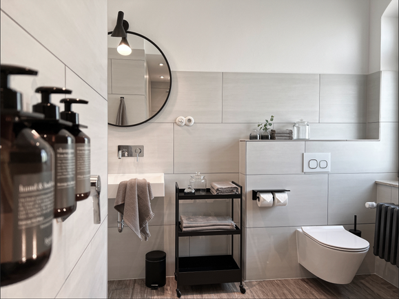 Barriere freies Bad, mit sehr großer Dusche, gut geeignet für Rollstuhlfahrer.