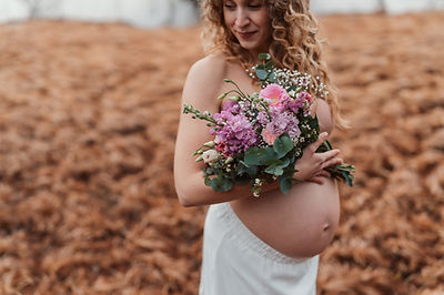 Schwanger Frau mit Blumenstrauß