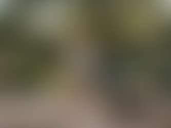 Une femme se détend sur une terrasse en pavés, profitant pleinement du confort et de la douceur de l’extérieur.