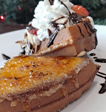 El afamado waffle de LaWafleraPR Creme Brulee caramelizado al momento justo antes de salir a la mesa con crema catalana preparada fresca en Waffle-era Tea Room alias La Waflera