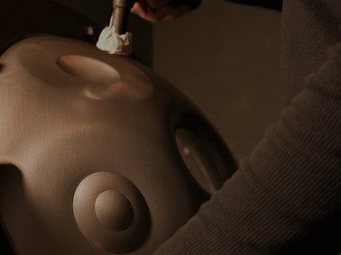 Fabricante afinando un Handpan SÜNNA Percussion. Cada nota ajustada con dedicación, alma y oído absoluto.