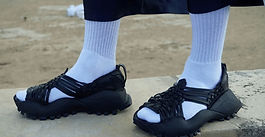 Gobierno de Oaxaca va contra Adidas por copiar huaraches zapotecos.

