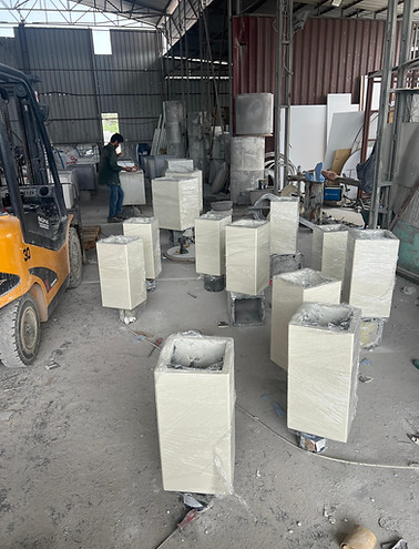 Üretim hattında boyaya hazırlanan saksılar