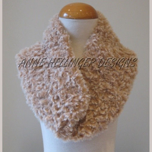 Miniatura: lynx faux fur neck warmer uk pattern by Anne Hellinger Designs, uploaded by KHWD