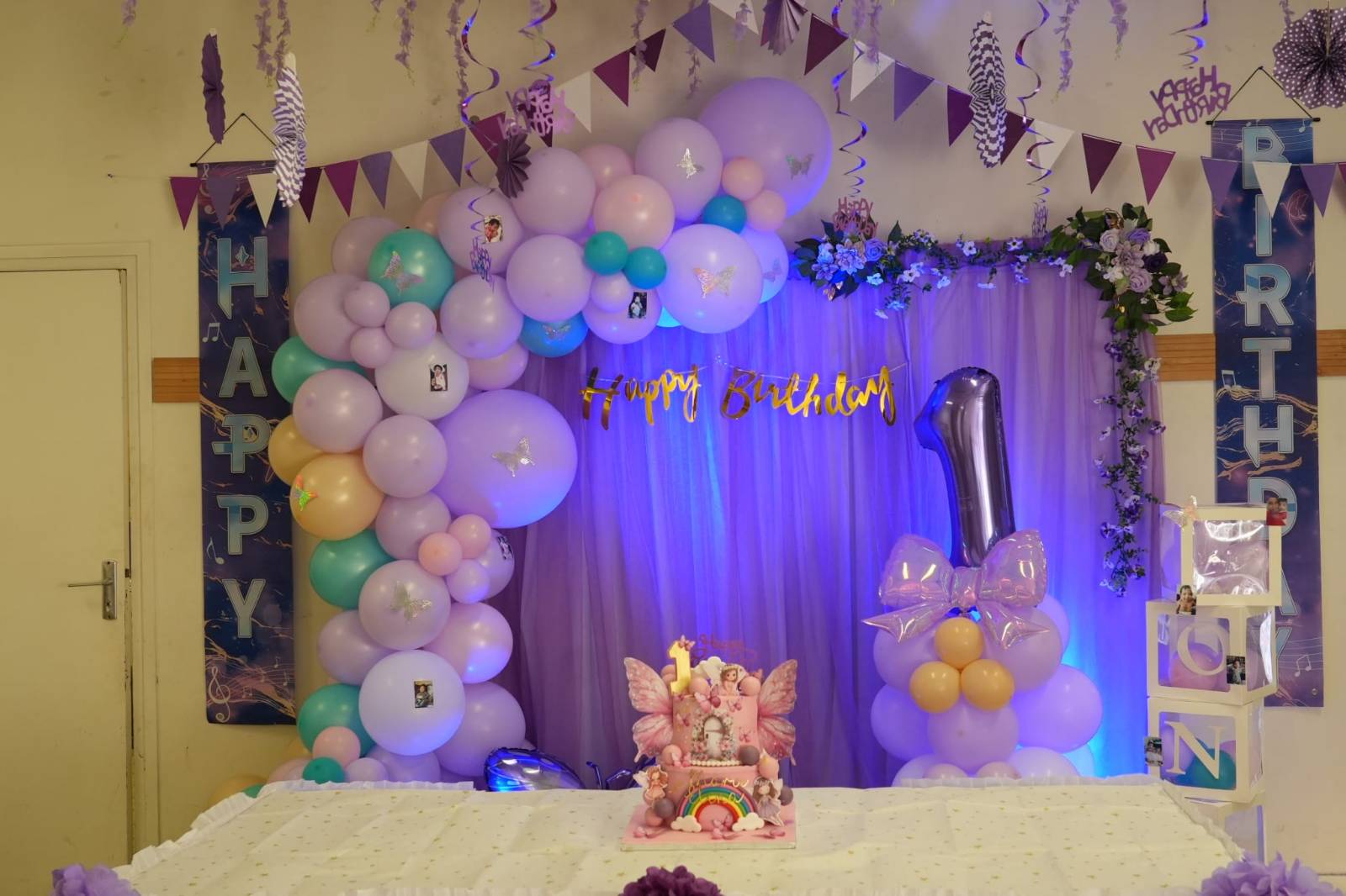 Décoration d'anniversaire violette et turquoise