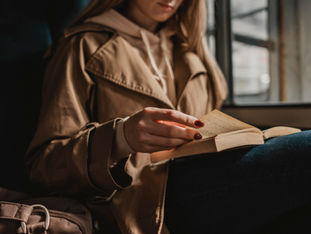 Como a Leitura Ajuda a Acalmar a Mente e Trazer Leveza à Rotina