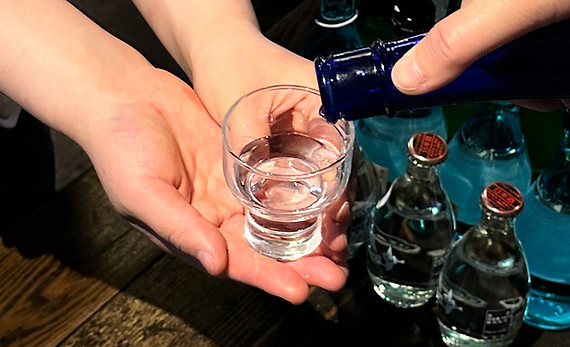 試飲の様子