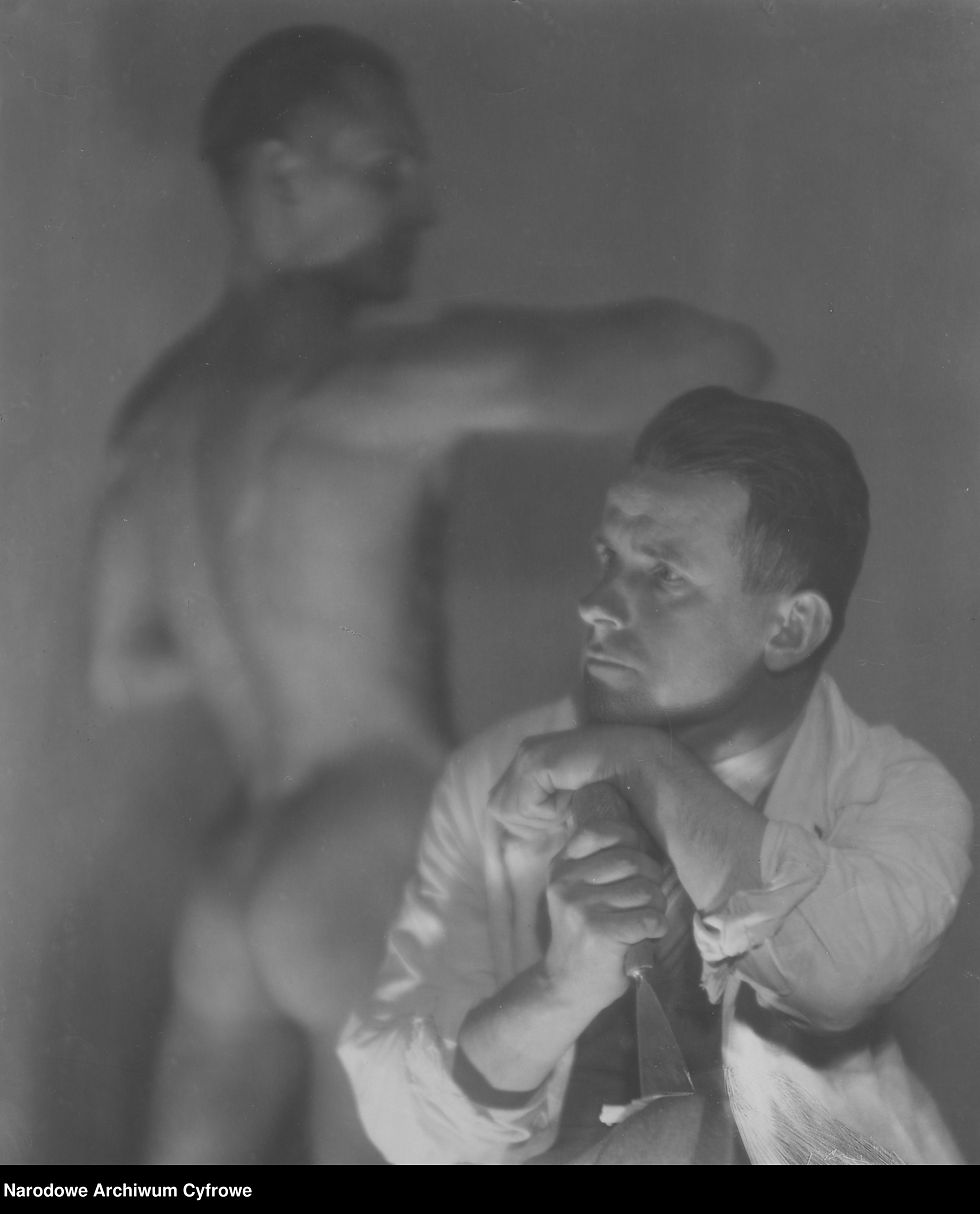 Fotografia autorstwa Mieczysława Rysia "W pracowni rzeźbiarza", 1934 jedna z jego prac wystawionych na wystawie fotografii w Instytucie Krzewienia Sztuki w Poznaniu. Źródło: NAC