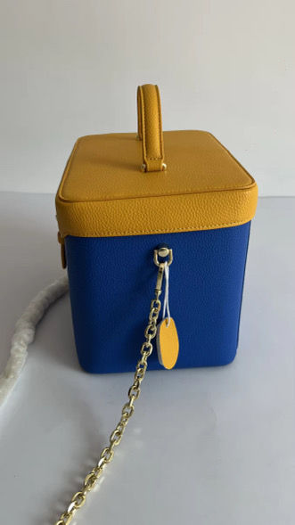 Thumbnail: THE "Pretty Poodle" Beauty Case (Slightly Damaged)