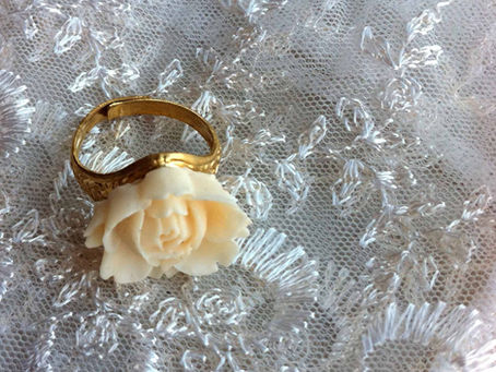 How to Accessorise a Simple Outfit to Give It More Energy?