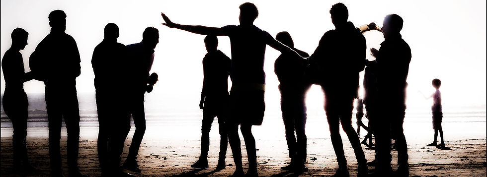 Danseurs en contre jour sur la plage a Agadir
