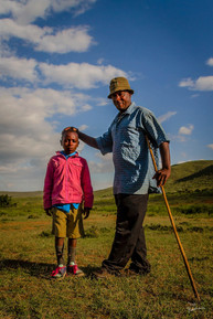 un pere pose la mai sur la tete de son fils pres d'une cole au kenya
