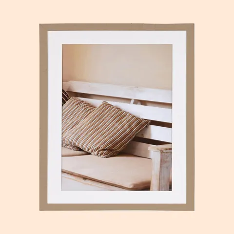 Verberg je foto’s of tekeningen niet in de kast, maar hang ze op in een lijst. Er zijn verschillende type lijsten in diverse kleuren, materialen en formaten. Het standaard foto heeft een fotoformaat van 10x15 cm. Een fotolijst is een leuke en standaard manier om je foto of poster op te bergen. Wil je een unieke manier dan zijn er ook fotohouders, fotoslingers of fotolijstplanken beschikbaar.