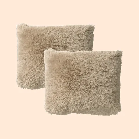 Geef je woonkamer een make-over met sierkussens. Verschillende materialen, afmetingen en kleuren die elk interieur opfrissen.