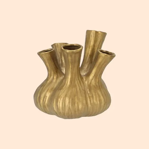 Vazen zijn multifunctioneel. Je kunt een vaas gebruiken voor bloemen, maar ook zonder bloemen zorgt een mooie vaas voor een gezellig en sfeervol effect. Ga bijvoorbeeld voor een grote vaas als echte eyecatcher in je huis. Of kies voor meerdere vazen in dezelfde kleur en stijl. Je creëert een leuk effect door verschillende formaten bij elkaar op een vensterbank of kast te plaatsen.