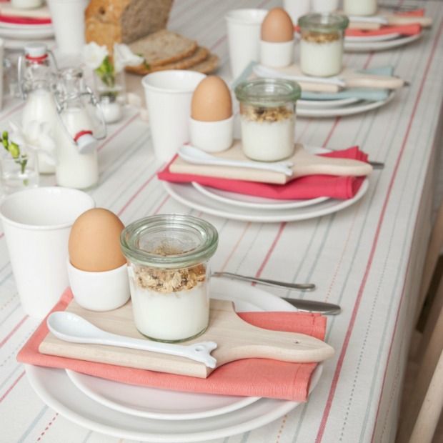 Bij Pasen hoort voor mij een uitgebreide lunch aan een tafel die gedekt is in paassfeer. Simpele ideeën om de paastafel te dekken met de paasdagen.