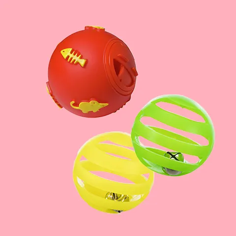 Op zoek naar een leuke speel bal voor je kat? Waar die lekker achteraan kan rennen en mee kan spelen. Er zijn verschillende soorten ballen voor je kat, er zijn interactieve ballen die zelf rollen en alle kanten op gaan en fleurige speelballen voor katten waarmee je zelf kan gooien. Ook katten vinden het leuk om achter een bal aan te rennen en er op te jagen. Bekijk hier alle speelballen voor katten.